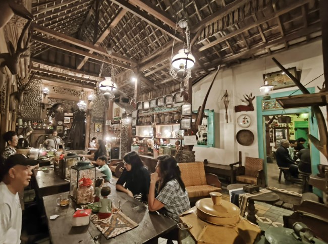 Wedangan Pendhopo Harry Wibowo, 1. Cafe Tiga Ceret, 2. Omah Londo, 3. Wedangan Mantap, 4. Wedangan Pendhopo, 5. WEDANGAN Cangkir Blirik, 6. Wedangan Nala Gareng, 7. Wedangan Mbah Wiryo, 8. Angkringan Omah Semar, 9. Wedangan Echo(honggowongso), 10. Wedangan Basuki Sondakan, 11. Wedangan Radjiman Plus, 12. Angkringan Murah Special Bu Nduth Pokwe