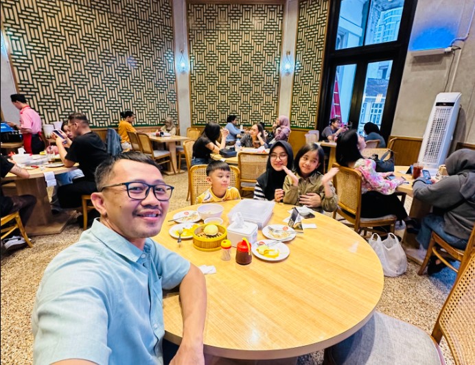 Winglok Hongkong Dimsum Braga Sekilas Perjalanan, 1. Braga Permai, 2. Kopi Toko Djawa, 3. Limarasa Braga, 4. Ayam Goreng Sari Manis Suniaratu, 5. Winglok Hongkong Dimsum Braga, 6. Bandung Suki, 7. Bacang Panas Braga, 8. Restoe Boemi Braga, 9. Suis Butcher Braga, 10. Angkringan Teteh, 11. Noi Nan Pat Chawadee, 12. Bakmi Telur Bebek Sen Sen