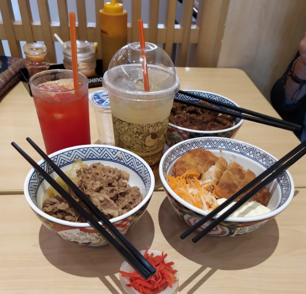 Yoshinoya yusi uc, 1. SUSHI TEI, 2. Ramen YA!, 3. Pepper Lunch, 4. Imperial Kitchen &amp; Dimsum, 5. Popeyes, 6. Wingstop, 7. Gyu-Kaku, 8. Sagoo Kitchen, 9. Yoshinoya, 10. Remboelan, 10. Ta Wan, 11. Monsieur Spoon, 12. Zenbu, 13. Solaria, 14. Steak 21, 15. dapur Solo