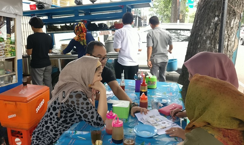 lontong kari ayam ibu sri Samalas Vibration, 1. Kupat tahu Gempol, 2. Lontong Kari Kebon Karet, 3. Kupat Tahu Lontong Kari Bu Yeyet Cicendo, 4. Lontong kari pasko boga rasa, 5. Lontong Kari Ayam Ibu Sri, 6. Lontong kari pa Toto, 7. Bubur ayam Kang Ardi, 8. Lontong Kari Sapi Kang Damon, 9. Lontong Kari Ayam Priangan, 10. Lontong Kari Antapani, 11. Lontong Kari Tegalega, 12. Lontong Kari Teh Rini Cihampelas, 13. Lontong Kari Prasaja