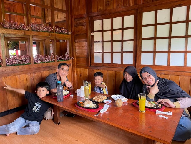 Ale's Place Cipoho, 1. Restoran Alam Sunda, 2. Bubur Ayam Bunut Siliwangi, 3. Mamih Ungu Cafe &amp; Resto, 4. Ale’s Place Cipoho, 5. Warung Nasi Haji Empud, 6. Rumah Makan Cikole, 7. PANORAMA RESTO AND CAFE, 8. Kazoku Tei, 9. D’Green Resto and Coffee, 10. Butler Bar &amp; Bistro, 11. Bandros Ata, 12. Seoul little, 13. RM Saung Hegar Rizky, 14. Restaurant Sunda Rasa, 15. Joglo Pasundan Soekabumi, 16. Surabi Tasik Pak Asep, 17. Oma Suki Cafe, 18. Gudang Steak, 19. Piscok cakra rangga wulung, 20. Praline Coffee Shop &amp; Patisserie, 21. Mr.Topi Kitchen, 22. Mie Baso Super “Has” H Achmad Sudja’I, 23. Udin Ramen, 24. Mie Ayam Bento