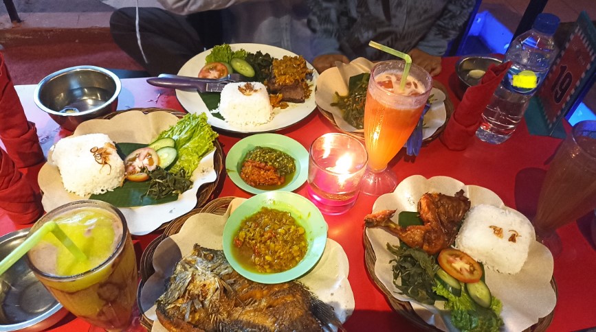 Ayam Bakar Bali Qui Ciputat Saeful Anwar, 1. Taman Santap Rumah Kayu, 2. Lot 9 Cafe & Restaurant, 3. Lubana Sengkol, 4. Gubug Makan Mang Engking The Breeze BSD City, 5. Kayu-Kayu Restaurant, 6. Restaurant Ibu Hj. Kokom, 7. Broadway The Flavor Bliss Alam Sutera, 8. KAWASAN KULINER LAKSA KHAS TANGERANG, 9. Rumah Makan Pondok Lauk, 10. Bambu Oju Seafood and Resto, 11. Remaja Kuring Resto, 12. Warung Bu Kris, 13. TELAGA SEAFOOD MODERNLAND, 14. Warung Kemuning, 15. Soto Bu Tjondro, 16. Roti Nogat, 17. SOP DUREN KEPO, 18. Omnikopi, 19. Nasi Uduk Ketupat Sayur Encim Sukaria, 20. Raja Kepiting, 21. Ayam Bakar Bali Qui Ciputat, 22. Bakso Lesus 3, 23. Bale Nyoenya, 24. Vegetus Vegetarian Serpong, 25. Steak 21, 26. Warung Sate & Tongseng Pak Dadi, 27. Sate Ayam H. Ishak, 28. Haagen Dazs