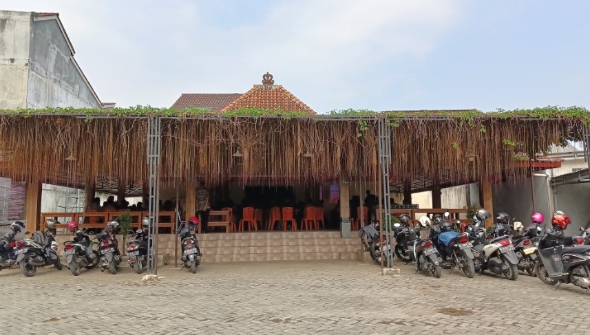 Ayam SaKo Adex Pari, 1. RM Saung Bu Mansur, 2. Bebek Goreng H. Slamet, 3. Kopi Sabin, 4. Rumah Makan Sari Rahayu, 5. Oemah Tahu, 6. Neko Sushi, 7. Dapoer Central, 8. Rumah Makan Pondok Gurih, 9. Kedai Woeloeng Semampir, 10. Kedai Woeloeng, 11. Ayam SaKo, 12. Soto Krandegan Bpk. Aping, 13. Bakso Bu Tomo, 14. Serabine.Co, 15. Soto Bancar 1, 16. Warkope Nyong, 17. Nangkringan, 18. Kedai Ireng Banjarnegara, 19. Mie Ongklok Pak Tugi, 20. Padhang Wulan Coffee and Eatery, 21. Pikasto (Resto Pinggir Kali Serayu), 22. Bakso Gondang Rejo, 23. Ian Ozora Cafe, 24. Kun Cafe , 25. Queen Coffee, 26. Ethnic Cafe &amp; Oriental 99, 27. Rumah Kopi Banjarnegara, 28. Warung Buntil Mbah Abu