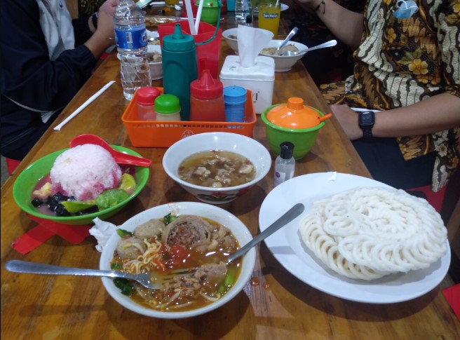 Bakso Rusuk Samanhudi Leo Yusnindito, 1. Joni Steak, 2. Bakso Rusuk Samanhudi, 3. Bakmi Gang Kelinci, 4. Rumah Makan Medan Baru, 5. Bakmi A Boen, 6. Nasi Uduk Ibu Sum, 7. Soto Betawi Globe H.Oji, 8. Soto Padang H. St. Mangkuto – Pintu Air Raya, 9. Bakmi Sui-Sen, 10. Nasi Goreng Bistik Kang Ajie, 11. Shantung Restaurant, 12. Mie Terempa’k, 13. Rumah Makan Harum