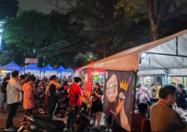 Bebeke Om Aris Dipatiukur, 1. Bebek Kaleyo Bandung, 2. Bebek Ali Borme, 3. Bebeke Om Aris Dipatiukur, 4. Warung Nasi Bebek Sinjay, 5. Bebek Salero Bandung, 6. Bebek Merapi Mega Sari, 7. Bebek Bakar Ayayo, 8. Waroeng Bebek Ngarasan, 9. Bebek Goreng Pak Ndut, 10. Bebek Goreng H.Slamet, 11. Bebek Item Mas Wanto, 12. Bebek Stallone, 13. Bebek Kalio Ananda