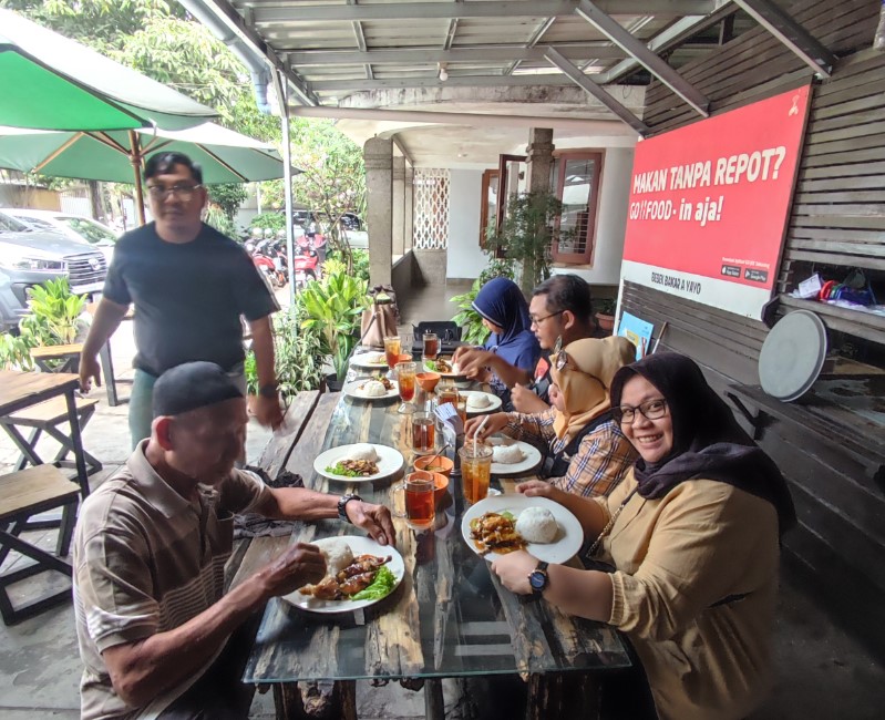 Bebek Bakar Ayayo Akhyar Fikri, 1. Bebek Kaleyo Bandung, 2. Bebek Ali Borme, 3. Bebeke Om Aris Dipatiukur, 4. Warung Nasi Bebek Sinjay, 5. Bebek Salero Bandung, 6. Bebek Merapi Mega Sari, 7. Bebek Bakar Ayayo, 8. Waroeng Bebek Ngarasan, 9. Bebek Goreng Pak Ndut, 10. Bebek Goreng H.Slamet, 11. Bebek Item Mas Wanto, 12. Bebek Stallone, 13. Bebek Kalio Ananda