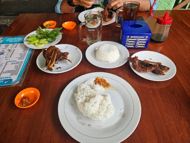 Bebek Goreng H.Slamet Greenland, 1. Bebek Kaleyo Bandung, 2. Bebek Ali Borme, 3. Bebeke Om Aris Dipatiukur, 4. Warung Nasi Bebek Sinjay, 5. Bebek Salero Bandung, 6. Bebek Merapi Mega Sari, 7. Bebek Bakar Ayayo, 8. Waroeng Bebek Ngarasan, 9. Bebek Goreng Pak Ndut, 10. Bebek Goreng H.Slamet, 11. Bebek Item Mas Wanto, 12. Bebek Stallone, 13. Bebek Kalio Ananda