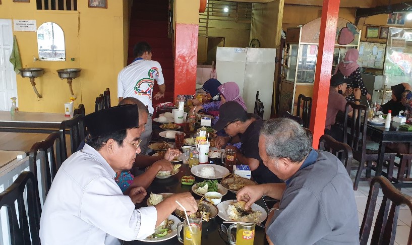 Bebek Goreng Pak H. Dargo - Stasiun Lama Mama Anggi, 1. Bebek Goreng Pak H. Dargo – Stasiun Lama, 2. Kedai Makan Satu-Satu, 3. Warung Lesehan Mbak Tin, 4. Sate Gulai Kambing Winong Pak Mustofa, 5. ACC Super Sambal, 6. Bakso Super, 7. Rumah Makan H. Dargo Special Bebek Goreng, 8. Coffee & Resto Satria Bogowonto, 9. Oishii Ramen, 10. Eiffel Ice Cream & Resto, 11. Rumah Makan Asli Simbah Pawiro, 12. Pangena Family Resto & Coffee Shop