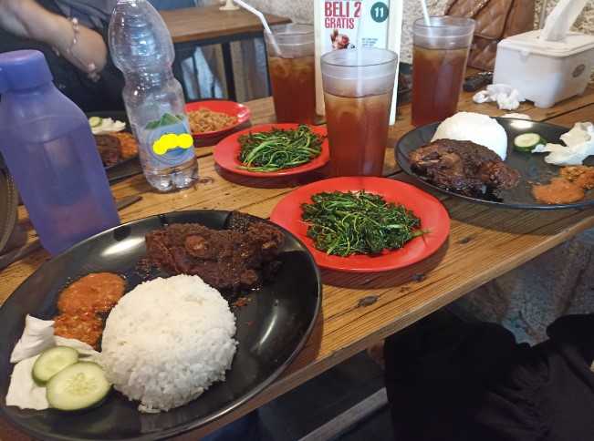 Bebek Item Mas Wanto Dipatiukur Randi Komara, 1. Bebek Kaleyo Bandung, 2. Bebek Ali Borme, 3. Bebeke Om Aris Dipatiukur, 4. Warung Nasi Bebek Sinjay, 5. Bebek Salero Bandung, 6. Bebek Merapi Mega Sari, 7. Bebek Bakar Ayayo, 8. Waroeng Bebek Ngarasan, 9. Bebek Goreng Pak Ndut, 10. Bebek Goreng H.Slamet, 11. Bebek Item Mas Wanto, 12. Bebek Stallone, 13. Bebek Kalio Ananda