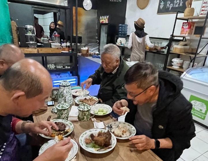 Bebek Ngarasan UDAR1DER CHANNEL, 1. Bebek Kaleyo Bandung, 2. Bebek Ali Borme, 3. Bebeke Om Aris Dipatiukur, 4. Warung Nasi Bebek Sinjay, 5. Bebek Salero Bandung, 6. Bebek Merapi Mega Sari, 7. Bebek Bakar Ayayo, 8. Waroeng Bebek Ngarasan, 9. Bebek Goreng Pak Ndut, 10. Bebek Goreng H.Slamet, 11. Bebek Item Mas Wanto, 12. Bebek Stallone, 13. Bebek Kalio Ananda
