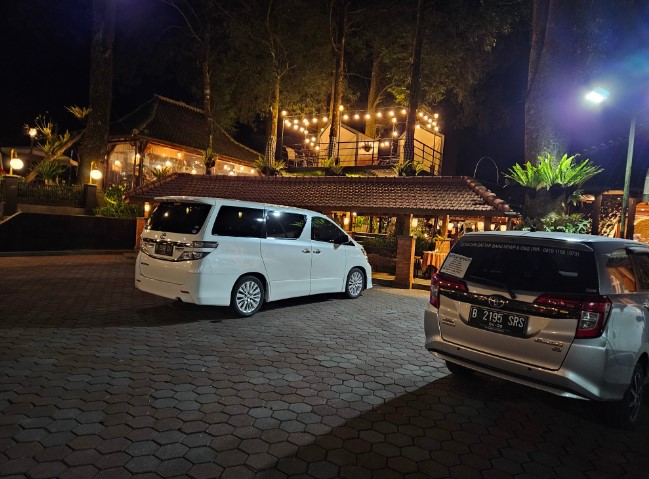Bumi Aki Puncak Luvie Amelia, 1. Bumi Aki Puncak, 2. Kopi Nako Kebon Jati, 3. Roofpark Puncak, 4. Pasir Angin Pas, 5. Ngopi di Sawah, 6. Kopi Klotok Cisarua, 7. Heha Waterfall, 8. Breeve Hills resto & cafe, 9. The Lake House, 10. Resto & cafe Puncak Asri, 11. Humaira Coffee, 12. Secret Garden Puncak, 13. Sawah Abah Coffee, 14. Kembali ke Alam Kampung Rimba