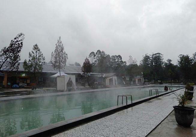 Carita Alam Pangalengan Silvi Diani, 1. Pemandian air panas Ciater, 2. Pemandian Air Panas Walini / Rancawalini, 3. MARIBAYA Natural Hotspring Resort, 4. Gracia Spa Resort, 5. Panghegar Waterboom Bandung, 6. Curug Cipanas Nagrak, 7. KAWAH CIBUNI Rengganis, 8. Pemandian Air Panas Cibolang, 9. Carita Alam Pangalengan, 10. Kawah Domas, 11. Onsen Ranca Upas