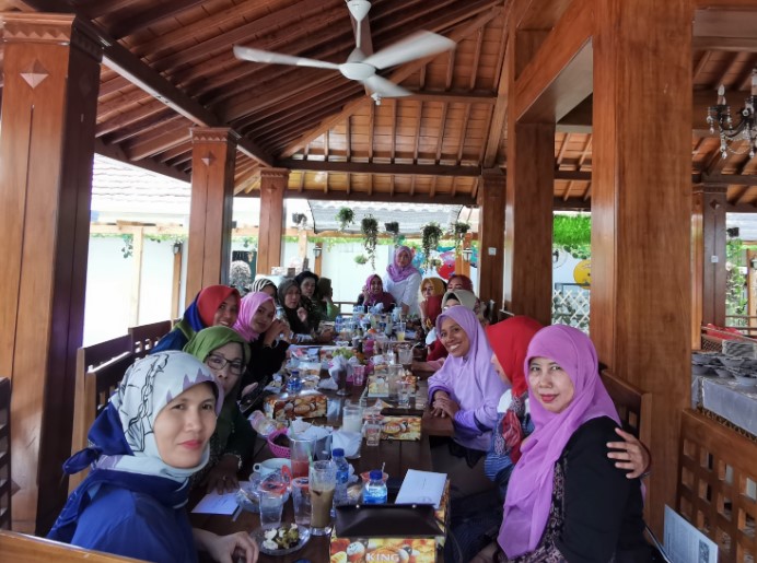 Citra Resto, 1. Rumah Makan Hien, 2. Rumah Makan Praukuno, 3. Angkringan Mbok Nom Rembang, 4. Nasi Tahu Serepeh Bu Slamet, 5. Rumah Makan Pinggir Kali, 6. Teras Kota Resto, 7. Aneka Sambel Rembang, 8. Warung Makan Melati, 9. Warung Pesisir, 10. RM.Pondok Asri, 11. Kampung Steak and Blend Rembang, 12. SATU LAGI REMBANG, 13. Citra Resto