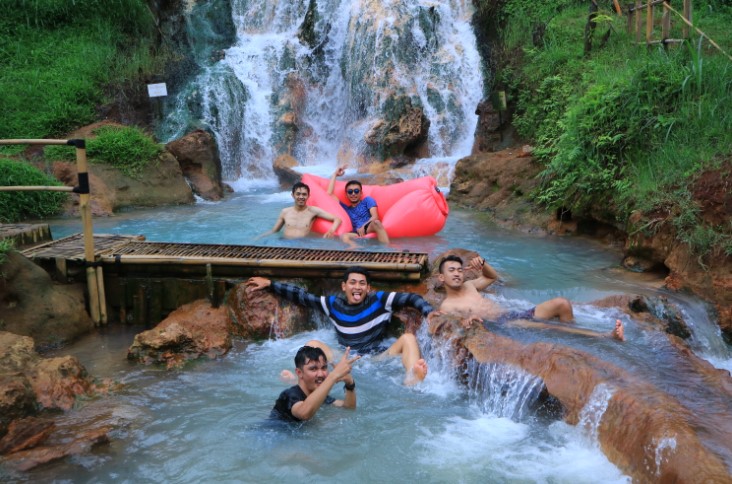 Curug Cipanas Cadil Eka, 1. Pemandian air panas Ciater, 2. Pemandian Air Panas Walini / Rancawalini, 3. MARIBAYA Natural Hotspring Resort, 4. Gracia Spa Resort, 5. Panghegar Waterboom Bandung, 6. Curug Cipanas Nagrak, 7. KAWAH CIBUNI Rengganis, 8. Pemandian Air Panas Cibolang, 9. Carita Alam Pangalengan, 10. Kawah Domas, 11. Onsen Ranca Upas