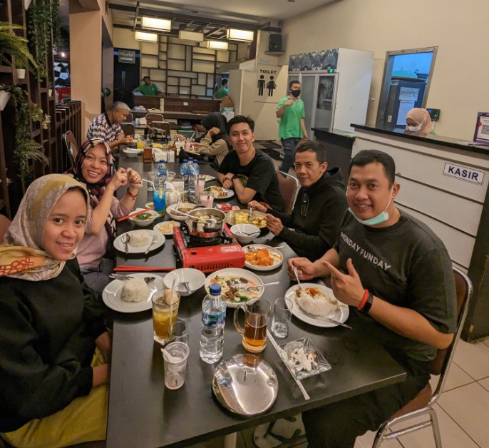 Dapoer Central Iqbal Ashari, 1. RM Saung Bu Mansur, 2. Bebek Goreng H. Slamet, 3. Kopi Sabin, 4. Rumah Makan Sari Rahayu, 5. Oemah Tahu, 6. Neko Sushi, 7. Dapoer Central, 8. Rumah Makan Pondok Gurih, 9. Kedai Woeloeng Semampir, 10. Kedai Woeloeng, 11. Ayam SaKo, 12. Soto Krandegan Bpk. Aping, 13. Bakso Bu Tomo, 14. Serabine.Co, 15. Soto Bancar 1, 16. Warkope Nyong, 17. Nangkringan, 18. Kedai Ireng Banjarnegara, 19. Mie Ongklok Pak Tugi, 20. Padhang Wulan Coffee and Eatery, 21. Pikasto (Resto Pinggir Kali Serayu), 22. Bakso Gondang Rejo, 23. Ian Ozora Cafe, 24. Kun Cafe , 25. Queen Coffee, 26. Ethnic Cafe &amp; Oriental 99, 27. Rumah Kopi Banjarnegara, 28. Warung Buntil Mbah Abu