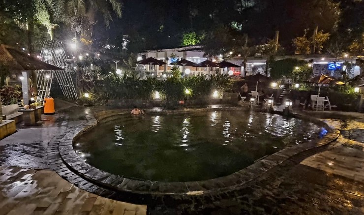 Gracia Spa Resort Reddy Septiadi, 1. Pemandian air panas Ciater, 2. Pemandian Air Panas Walini / Rancawalini, 3. MARIBAYA Natural Hotspring Resort, 4. Gracia Spa Resort, 5. Panghegar Waterboom Bandung, 6. Curug Cipanas Nagrak, 7. KAWAH CIBUNI Rengganis, 8. Pemandian Air Panas Cibolang, 9. Carita Alam Pangalengan, 10. Kawah Domas, 11. Onsen Ranca Upas