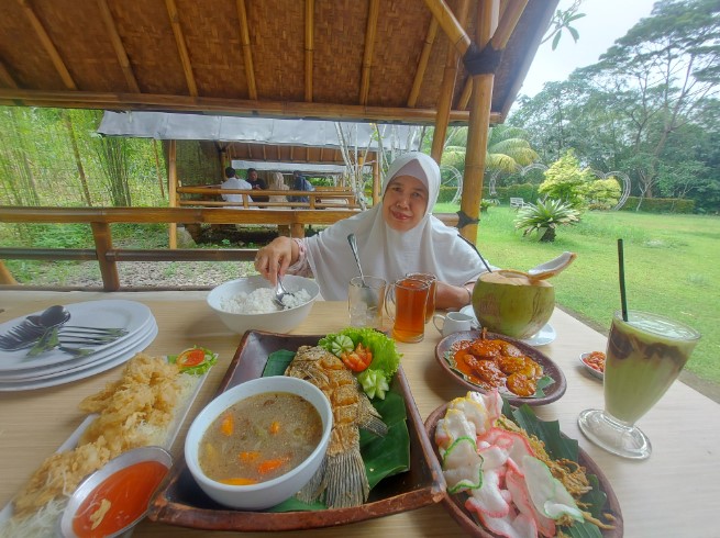 Gurame Cobek Mang Dayat Yasmin Asminah Nana, 1. Gurih 7, 2. RM. Bumi Aki Bogor, 3. Kluwih Sunda, 4. De’ Leuit Sensasi Nasi Jambal, 5. Kampoeng Koneng, 6. Saung Kuring, 7. Gumati Resto khas Sunda, 8. Medja Restaurant, 9. Gurame Cobek Mang Dayat Yasmin, 10. Gili-Gili Restaurant, 11. Waroeng Ngariung, 12. Warung Nasi Khas Sunda ENDAH