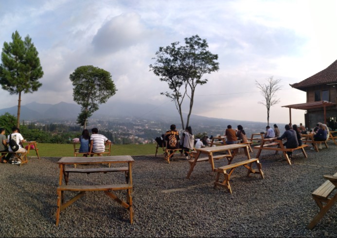 Humaira Coffee Nofrida Nur anisa, 1. Bumi Aki Puncak, 2. Kopi Nako Kebon Jati, 3. Roofpark Puncak, 4. Pasir Angin Pas, 5. Ngopi di Sawah, 6. Kopi Klotok Cisarua, 7. Heha Waterfall, 8. Breeve Hills resto & cafe, 9. The Lake House, 10. Resto & cafe Puncak Asri, 11. Humaira Coffee, 12. Secret Garden Puncak, 13. Sawah Abah Coffee, 14. Kembali ke Alam Kampung Rimba