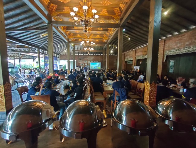 Joglo Pasundan Soekabumi Bee_zwen, 1. Restoran Alam Sunda, 2. Bubur Ayam Bunut Siliwangi, 3. Mamih Ungu Cafe &amp; Resto, 4. Ale’s Place Cipoho, 5. Warung Nasi Haji Empud, 6. Rumah Makan Cikole, 7. PANORAMA RESTO AND CAFE, 8. Kazoku Tei, 9. D’Green Resto and Coffee, 10. Butler Bar &amp; Bistro, 11. Bandros Ata, 12. Seoul little, 13. RM Saung Hegar Rizky, 14. Restaurant Sunda Rasa, 15. Joglo Pasundan Soekabumi, 16. Surabi Tasik Pak Asep, 17. Oma Suki Cafe, 18. Gudang Steak, 19. Piscok cakra rangga wulung, 20. Praline Coffee Shop &amp; Patisserie, 21. Mr.Topi Kitchen, 22. Mie Baso Super “Has” H Achmad Sudja’I, 23. Udin Ramen, 24. Mie Ayam Bento