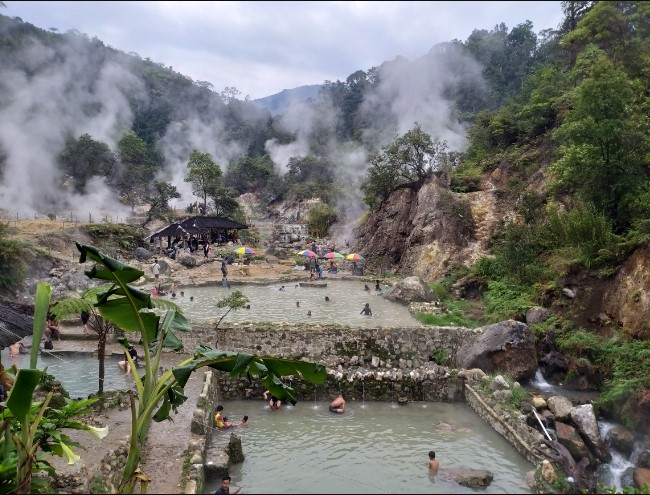 KAWAH CIBUNI Rengganis Ahmad M. Sidik, 1. Pemandian air panas Ciater, 2. Pemandian Air Panas Walini / Rancawalini, 3. MARIBAYA Natural Hotspring Resort, 4. Gracia Spa Resort, 5. Panghegar Waterboom Bandung, 6. Curug Cipanas Nagrak, 7. KAWAH CIBUNI Rengganis, 8. Pemandian Air Panas Cibolang, 9. Carita Alam Pangalengan, 10. Kawah Domas, 11. Onsen Ranca Upas