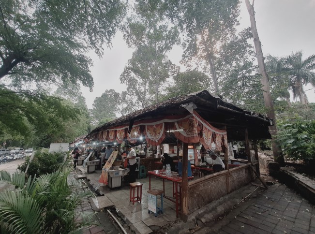 KAWASAN KULINER LAKSA KHAS TANGERANG Irwan Hy, 1. Taman Santap Rumah Kayu, 2. Lot 9 Cafe & Restaurant, 3. Lubana Sengkol, 4. Gubug Makan Mang Engking The Breeze BSD City, 5. Kayu-Kayu Restaurant, 6. Restaurant Ibu Hj. Kokom, 7. Broadway The Flavor Bliss Alam Sutera, 8. KAWASAN KULINER LAKSA KHAS TANGERANG, 9. Rumah Makan Pondok Lauk, 10. Bambu Oju Seafood and Resto, 11. Remaja Kuring Resto, 12. Warung Bu Kris, 13. TELAGA SEAFOOD MODERNLAND, 14. Warung Kemuning, 15. Soto Bu Tjondro, 16. Roti Nogat, 17. SOP DUREN KEPO, 18. Omnikopi, 19. Nasi Uduk Ketupat Sayur Encim Sukaria, 20. Raja Kepiting, 21. Ayam Bakar Bali Qui Ciputat, 22. Bakso Lesus 3, 23. Bale Nyoenya, 24. Vegetus Vegetarian Serpong, 25. Steak 21, 26. Warung Sate & Tongseng Pak Dadi, 27. Sate Ayam H. Ishak, 28. Haagen Dazs