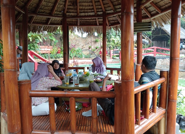 Kampoeng Koneng Sentul - Restoran Alam Keluarga Delvi Yandri, 1. Gurih 7, 2. RM. Bumi Aki Bogor, 3. Kluwih Sunda, 4. De’ Leuit Sensasi Nasi Jambal, 5. Kampoeng Koneng, 6. Saung Kuring, 7. Gumati Resto khas Sunda, 8. Medja Restaurant, 9. Gurame Cobek Mang Dayat Yasmin, 10. Gili-Gili Restaurant, 11. Waroeng Ngariung, 12. Warung Nasi Khas Sunda ENDAH