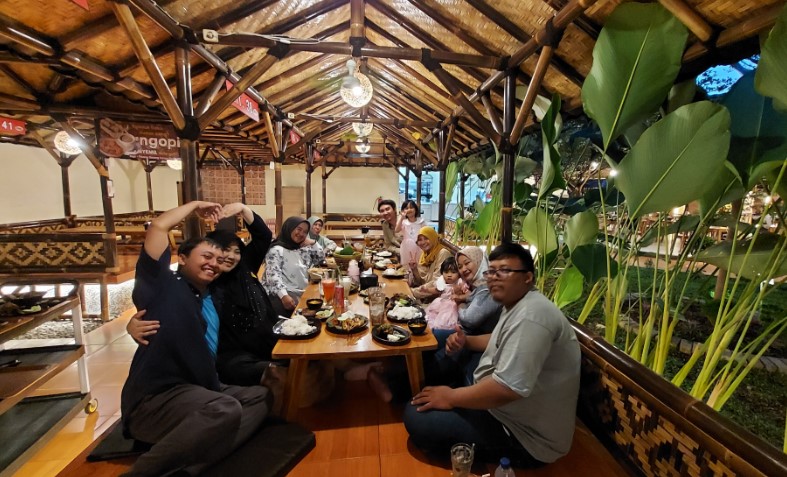Kampung Kecil Cirebon Ella Surya Hidayat, 1. Warung Nasi Jamblang Ibu Nur, 2. Empal Gentong H. Apud Pusat, 3. Nasi Jamblang Mang Dul, 4. Restoran Klapa Manis, 5. Urban Chicken, 6. Rumah Makan Ayam Goreng Bahagia 71 Hj.Sunarti, 7. H. Moel Seafood Pusat Cirebon, 8. Nasi Lengko Haji Barno, 9. Lombok Idjo Cirebon, 10. Warung Bubur M Thoha, 11. Salt Sunda &amp; Seafood, 12. Kampung Kecil Cirebon, 13. CHENG HO RESTO, 14. Pedesan Entog Mas Nana Megu Gede, 15. Restoran Marina, 16. Mie Petruk, 17. Rumah Makan Nelayan Jaya, 18. Resto Batik Chicken, 19. RM. Karunia Jaya Kartini, 20. Nasi Kuning Pekalangan, 21. Gado-Gado Ayam Mang Djum, 22. Resto Al Mumtaz, 23. Gokana Ramen &amp; Teppan CSB Mall, 24. Sate Kalong (Kerbau) Bpk. Karyadi, 25. Arirang Korean Restoran, 26. Mie Koclok “Mang Sam” Pekiringan, 27. Tahu Gejrot Pak Wardi, 28. Raja Dimsum
