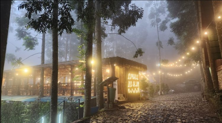 Kembali Ke Alam, 1. Kopi Nako Kebon Jati, 2. Pasir Angin PAS, 3. Bumi Aki Heritage Puncak, 4. Nicole’s Kitchen &amp; Lounge, 5. Bavarian Haus Bratwurst ‘n Grill, 6. Edensor Hills Villa, Resort &amp; Café Shariah, 7. Roofpark Cafe &amp; Restaurant Bogor, 8. Breeve Hills resto &amp; cafe, 9. The Lake House, 10. Kembali Ke Alam, 11. Mamifokobo Café &amp; Kitchen – Ciloto, 12. Waroeng Gumati Cafe &amp; Resto, 13. Kedai kopi abdi, 14. Secret Garden Puncak, 15. Tropical Deck