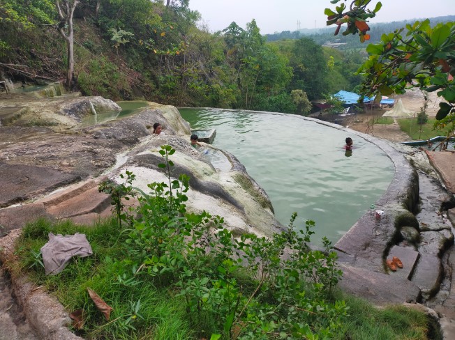 Kolam Pemandian Air Panas Gn Panjang sadayuki matsuoka, 1. Tirta Sanita, 2. Pemandian Air Panas Gunung Pancar, 3. Pemandian Air Panas Kawah Ratu, 4. Pemandian Air Panas Ciparay, 5. Situs Gunung Peyek, 6. Jbound Geo Edu Park Air Panas Gunung Malang, 7. Pemandian Air Panas Gunung Kapur (TIRTA SAYAGA), 8. Amerta cafe and hot spring resort, 9. Lembah Cipanas kelapa 3 dan riverside, 10. Lembah Alam Tirta, 11. Kolam Pemandian Air Panas Gn Panjang, 12. Pemandian Belerang Ciasin