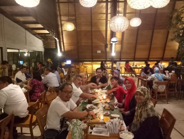 Kluwih Sunda Percetakan Arthasaktiprint, 1. Gurih 7, 2. RM. Bumi Aki Bogor, 3. Kluwih Sunda, 4. De’ Leuit Sensasi Nasi Jambal, 5. Kampoeng Koneng, 6. Saung Kuring, 7. Gumati Resto khas Sunda, 8. Medja Restaurant, 9. Gurame Cobek Mang Dayat Yasmin, 10. Gili-Gili Restaurant, 11. Waroeng Ngariung, 12. Warung Nasi Khas Sunda ENDAH
