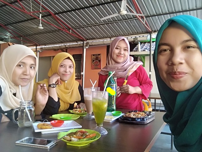 Kun Cafe Eka Y, 1. RM Saung Bu Mansur, 2. Bebek Goreng H. Slamet, 3. Kopi Sabin, 4. Rumah Makan Sari Rahayu, 5. Oemah Tahu, 6. Neko Sushi, 7. Dapoer Central, 8. Rumah Makan Pondok Gurih, 9. Kedai Woeloeng Semampir, 10. Kedai Woeloeng, 11. Ayam SaKo, 12. Soto Krandegan Bpk. Aping, 13. Bakso Bu Tomo, 14. Serabine.Co, 15. Soto Bancar 1, 16. Warkope Nyong, 17. Nangkringan, 18. Kedai Ireng Banjarnegara, 19. Mie Ongklok Pak Tugi, 20. Padhang Wulan Coffee and Eatery, 21. Pikasto (Resto Pinggir Kali Serayu), 22. Bakso Gondang Rejo, 23. Ian Ozora Cafe, 24. Kun Cafe , 25. Queen Coffee, 26. Ethnic Cafe &amp; Oriental 99, 27. Rumah Kopi Banjarnegara, 28. Warung Buntil Mbah Abu