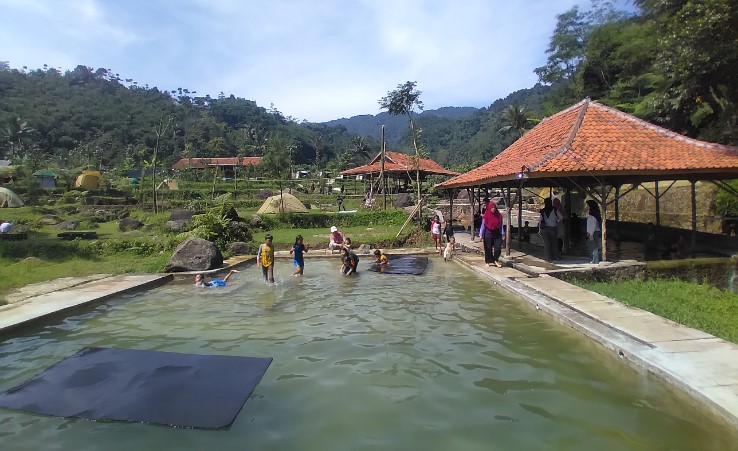 Lembah Cipanas Kelapa 3 Haidir Ali alamsyah, 1. Tirta Sanita, 2. Pemandian Air Panas Gunung Pancar, 3. Pemandian Air Panas Kawah Ratu, 4. Pemandian Air Panas Ciparay, 5. Situs Gunung Peyek, 6. Jbound Geo Edu Park Air Panas Gunung Malang, 7. Pemandian Air Panas Gunung Kapur (TIRTA SAYAGA), 8. Amerta cafe and hot spring resort, 9. Lembah Cipanas kelapa 3 dan riverside, 10. Lembah Alam Tirta, 11. Kolam Pemandian Air Panas Gn Panjang, 12. Pemandian Belerang Ciasin