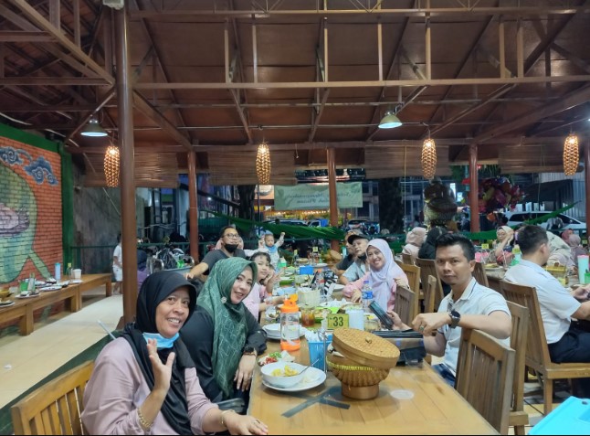 Lombok Idjo Cirebon Ika Ratikah, 1. Warung Nasi Jamblang Ibu Nur, 2. Empal Gentong H. Apud Pusat, 3. Nasi Jamblang Mang Dul, 4. Restoran Klapa Manis, 5. Urban Chicken, 6. Rumah Makan Ayam Goreng Bahagia 71 Hj.Sunarti, 7. H. Moel Seafood Pusat Cirebon, 8. Nasi Lengko Haji Barno, 9. Lombok Idjo Cirebon, 10. Warung Bubur M Thoha, 11. Salt Sunda &amp; Seafood, 12. Kampung Kecil Cirebon, 13. CHENG HO RESTO, 14. Pedesan Entog Mas Nana Megu Gede, 15. Restoran Marina, 16. Mie Petruk, 17. Rumah Makan Nelayan Jaya, 18. Resto Batik Chicken, 19. RM. Karunia Jaya Kartini, 20. Nasi Kuning Pekalangan, 21. Gado-Gado Ayam Mang Djum, 22. Resto Al Mumtaz, 23. Gokana Ramen &amp; Teppan CSB Mall, 24. Sate Kalong (Kerbau) Bpk. Karyadi, 25. Arirang Korean Restoran, 26. Mie Koclok “Mang Sam” Pekiringan, 27. Tahu Gejrot Pak Wardi, 28. Raja Dimsum