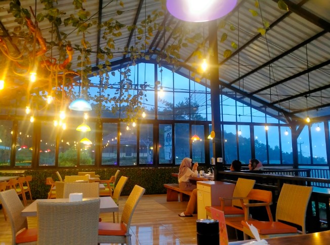 Mamifokobo Café &amp; Kitchen - Ciloto Nia Karunia, 1. Kopi Nako Kebon Jati, 2. Pasir Angin PAS, 3. Bumi Aki Heritage Puncak, 4. Nicole’s Kitchen &amp; Lounge, 5. Bavarian Haus Bratwurst ‘n Grill, 6. Edensor Hills Villa, Resort &amp; Café Shariah, 7. Roofpark Cafe &amp; Restaurant Bogor, 8. Breeve Hills resto &amp; cafe, 9. The Lake House, 10. Kembali Ke Alam, 11. Mamifokobo Café &amp; Kitchen – Ciloto, 12. Waroeng Gumati Cafe &amp; Resto, 13. Kedai kopi abdi, 14. Secret Garden Puncak, 15. Tropical Deck