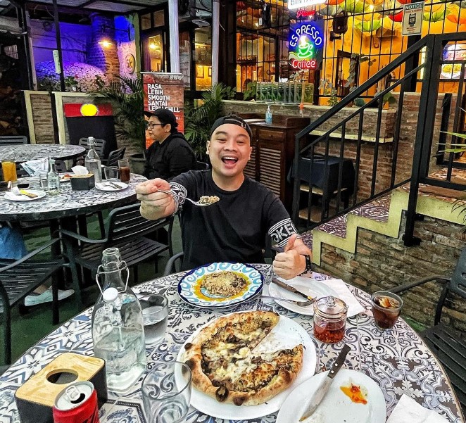 Mike Pizza Asia, 1. Pizza Place, 2. Mike Pizza Asia, 3. Mamma Rosy, 4. Toscana, 5. Pizza Marzano, 6. Domino’s Pizza, 7. Zapoli Pizzeria, 8. Pizza Krust Kemang, 9. Gianni’s Pizzeria, 10. Pizza e Birra – Lippo Mall Kemang Avenue of the Stars, 11. PIZZA NYC KEMANG, 12. Paper Plates Pizza, Kemang