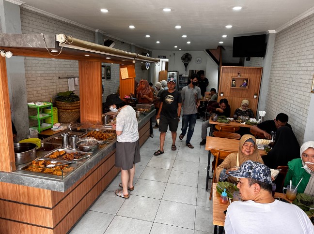 Nasi Jamblang Mang Dul M Lee, 1. Warung Nasi Jamblang Ibu Nur, 2. Empal Gentong H. Apud Pusat, 3. Nasi Jamblang Mang Dul, 4. Restoran Klapa Manis, 5. Urban Chicken, 6. Rumah Makan Ayam Goreng Bahagia 71 Hj.Sunarti, 7. H. Moel Seafood Pusat Cirebon, 8. Nasi Lengko Haji Barno, 9. Lombok Idjo Cirebon, 10. Warung Bubur M Thoha, 11. Salt Sunda &amp; Seafood, 12. Kampung Kecil Cirebon, 13. CHENG HO RESTO, 14. Pedesan Entog Mas Nana Megu Gede, 15. Restoran Marina, 16. Mie Petruk, 17. Rumah Makan Nelayan Jaya, 18. Resto Batik Chicken, 19. RM. Karunia Jaya Kartini, 20. Nasi Kuning Pekalangan, 21. Gado-Gado Ayam Mang Djum, 22. Resto Al Mumtaz, 23. Gokana Ramen &amp; Teppan CSB Mall, 24. Sate Kalong (Kerbau) Bpk. Karyadi, 25. Arirang Korean Restoran, 26. Mie Koclok “Mang Sam” Pekiringan, 27. Tahu Gejrot Pak Wardi, 28. Raja Dimsum