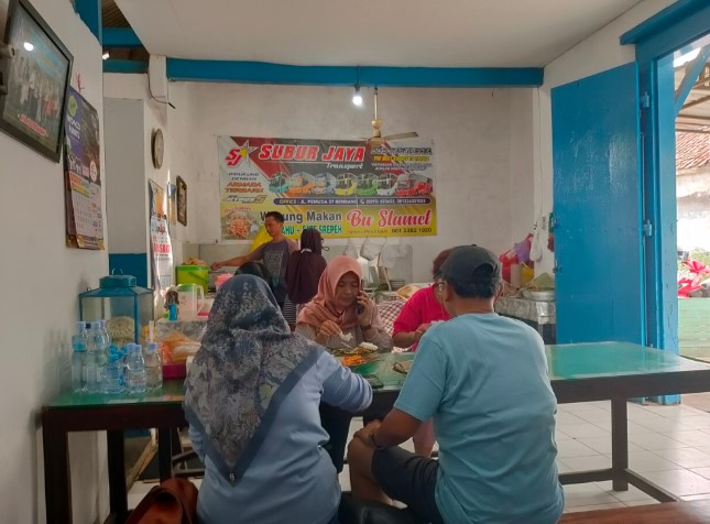 Nasi Tahu Serepeh Bu Slamet Roni Roni, 1. Rumah Makan Hien, 2. Rumah Makan Praukuno, 3. Angkringan Mbok Nom Rembang, 4. Nasi Tahu Serepeh Bu Slamet, 5. Rumah Makan Pinggir Kali, 6. Teras Kota Resto, 7. Aneka Sambel Rembang, 8. Warung Makan Melati, 9. Warung Pesisir, 10. RM.Pondok Asri, 11. Kampung Steak and Blend Rembang, 12. SATU LAGI REMBANG, 13. Citra Resto