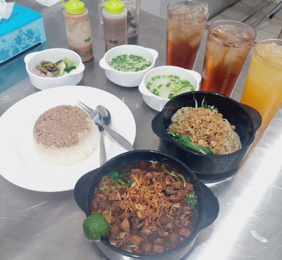 Nasi Tim Pejagalan - Penjaringan Suvie Vie, 1. Mie Tiau, 2. Bakso Geol, 3. Wan Tan Mie Asam, 4. Ayam Bakar 7 Saudara, 5. RM. Sederhana Minang, 6. Laksa Medan Nyonya Guat, 7. Bakmie Tien Sim TPI, 8. Warung Pablo n Steak, 9. Hok Siong, 10. Hainam Campur Meri, 11. Restaurant Bamboo House, 12. KARINA ALIE RESTO, 13. Nasi Tim Pejagalan, 14. Masakan Siantar Ahok