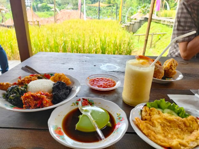 Ngopi Di Sawah Ahmad Darmawan Andhika Bakti, 1. Bumi Aki Puncak, 2. Kopi Nako Kebon Jati, 3. Roofpark Puncak, 4. Pasir Angin Pas, 5. Ngopi di Sawah, 6. Kopi Klotok Cisarua, 7. Heha Waterfall, 8. Breeve Hills resto & cafe, 9. The Lake House, 10. Resto & cafe Puncak Asri, 11. Humaira Coffee, 12. Secret Garden Puncak, 13. Sawah Abah Coffee, 14. Kembali ke Alam Kampung Rimba