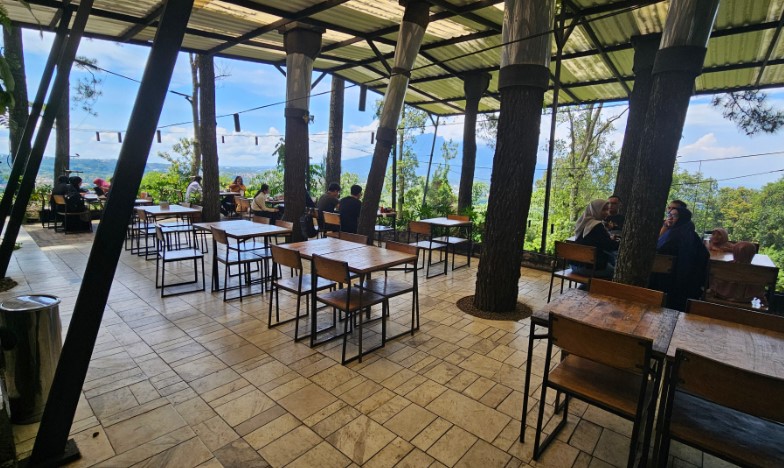 PASIR ANGIN PAS Sandi AA, 1. Kopi Nako Kebon Jati, 2. Pasir Angin PAS, 3. Bumi Aki Heritage Puncak, 4. Nicole’s Kitchen &amp; Lounge, 5. Bavarian Haus Bratwurst ‘n Grill, 6. Edensor Hills Villa, Resort &amp; Café Shariah, 7. Roofpark Cafe &amp; Restaurant Bogor, 8. Breeve Hills resto &amp; cafe, 9. The Lake House, 10. Kembali Ke Alam, 11. Mamifokobo Café &amp; Kitchen – Ciloto, 12. Waroeng Gumati Cafe &amp; Resto, 13. Kedai kopi abdi, 14. Secret Garden Puncak, 15. Tropical Deck