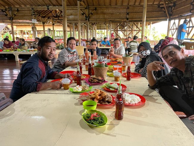 RM Saung Hegar Rizky kankan sopyan, 1. Restoran Alam Sunda, 2. Bubur Ayam Bunut Siliwangi, 3. Mamih Ungu Cafe &amp; Resto, 4. Ale’s Place Cipoho, 5. Warung Nasi Haji Empud, 6. Rumah Makan Cikole, 7. PANORAMA RESTO AND CAFE, 8. Kazoku Tei, 9. D’Green Resto and Coffee, 10. Butler Bar &amp; Bistro, 11. Bandros Ata, 12. Seoul little, 13. RM Saung Hegar Rizky, 14. Restaurant Sunda Rasa, 15. Joglo Pasundan Soekabumi, 16. Surabi Tasik Pak Asep, 17. Oma Suki Cafe, 18. Gudang Steak, 19. Piscok cakra rangga wulung, 20. Praline Coffee Shop &amp; Patisserie, 21. Mr.Topi Kitchen, 22. Mie Baso Super “Has” H Achmad Sudja’I, 23. Udin Ramen, 24. Mie Ayam Bento