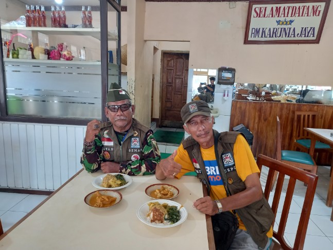 RM. Karunia Jaya Kartini Heru Sutardi, 1. Warung Nasi Jamblang Ibu Nur, 2. Empal Gentong H. Apud Pusat, 3. Nasi Jamblang Mang Dul, 4. Restoran Klapa Manis, 5. Urban Chicken, 6. Rumah Makan Ayam Goreng Bahagia 71 Hj.Sunarti, 7. H. Moel Seafood Pusat Cirebon, 8. Nasi Lengko Haji Barno, 9. Lombok Idjo Cirebon, 10. Warung Bubur M Thoha, 11. Salt Sunda &amp; Seafood, 12. Kampung Kecil Cirebon, 13. CHENG HO RESTO, 14. Pedesan Entog Mas Nana Megu Gede, 15. Restoran Marina, 16. Mie Petruk, 17. Rumah Makan Nelayan Jaya, 18. Resto Batik Chicken, 19. RM. Karunia Jaya Kartini, 20. Nasi Kuning Pekalangan, 21. Gado-Gado Ayam Mang Djum, 22. Resto Al Mumtaz, 23. Gokana Ramen &amp; Teppan CSB Mall, 24. Sate Kalong (Kerbau) Bpk. Karyadi, 25. Arirang Korean Restoran, 26. Mie Koclok “Mang Sam” Pekiringan, 27. Tahu Gejrot Pak Wardi, 28. Raja Dimsum