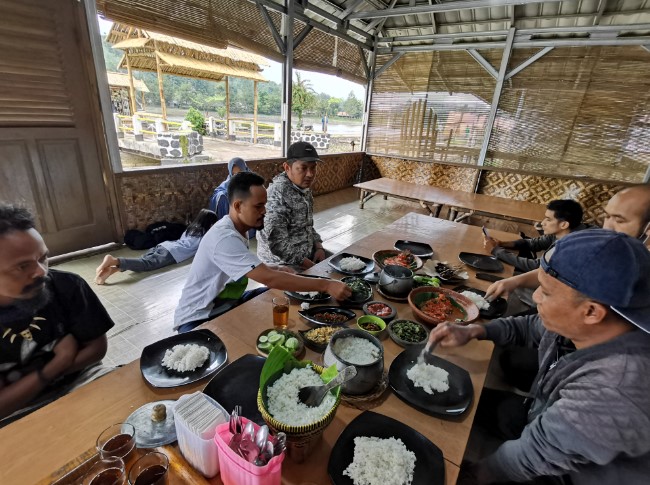 RM. Saung Situ RM. SAUNG PAN8NEUNGAN