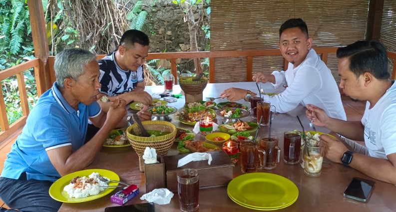Remaja Kuring Resto Faiq Azzam Ilyas, 1. Taman Santap Rumah Kayu, 2. Lot 9 Cafe & Restaurant, 3. Lubana Sengkol, 4. Gubug Makan Mang Engking The Breeze BSD City, 5. Kayu-Kayu Restaurant, 6. Restaurant Ibu Hj. Kokom, 7. Broadway The Flavor Bliss Alam Sutera, 8. KAWASAN KULINER LAKSA KHAS TANGERANG, 9. Rumah Makan Pondok Lauk, 10. Bambu Oju Seafood and Resto, 11. Remaja Kuring Resto, 12. Warung Bu Kris, 13. TELAGA SEAFOOD MODERNLAND, 14. Warung Kemuning, 15. Soto Bu Tjondro, 16. Roti Nogat, 17. SOP DUREN KEPO, 18. Omnikopi, 19. Nasi Uduk Ketupat Sayur Encim Sukaria, 20. Raja Kepiting, 21. Ayam Bakar Bali Qui Ciputat, 22. Bakso Lesus 3, 23. Bale Nyoenya, 24. Vegetus Vegetarian Serpong, 25. Steak 21, 26. Warung Sate & Tongseng Pak Dadi, 27. Sate Ayam H. Ishak, 28. Haagen Dazs