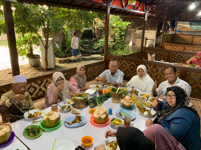 Restaurant Ibu Hj. Kokom Muhammad Irzani Nuzal, 1. Taman Santap Rumah Kayu, 2. Lot 9 Cafe & Restaurant, 3. Lubana Sengkol, 4. Gubug Makan Mang Engking The Breeze BSD City, 5. Kayu-Kayu Restaurant, 6. Restaurant Ibu Hj. Kokom, 7. Broadway The Flavor Bliss Alam Sutera, 8. KAWASAN KULINER LAKSA KHAS TANGERANG, 9. Rumah Makan Pondok Lauk, 10. Bambu Oju Seafood and Resto, 11. Remaja Kuring Resto, 12. Warung Bu Kris, 13. TELAGA SEAFOOD MODERNLAND, 14. Warung Kemuning, 15. Soto Bu Tjondro, 16. Roti Nogat, 17. SOP DUREN KEPO, 18. Omnikopi, 19. Nasi Uduk Ketupat Sayur Encim Sukaria, 20. Raja Kepiting, 21. Ayam Bakar Bali Qui Ciputat, 22. Bakso Lesus 3, 23. Bale Nyoenya, 24. Vegetus Vegetarian Serpong, 25. Steak 21, 26. Warung Sate & Tongseng Pak Dadi, 27. Sate Ayam H. Ishak, 28. Haagen Dazs