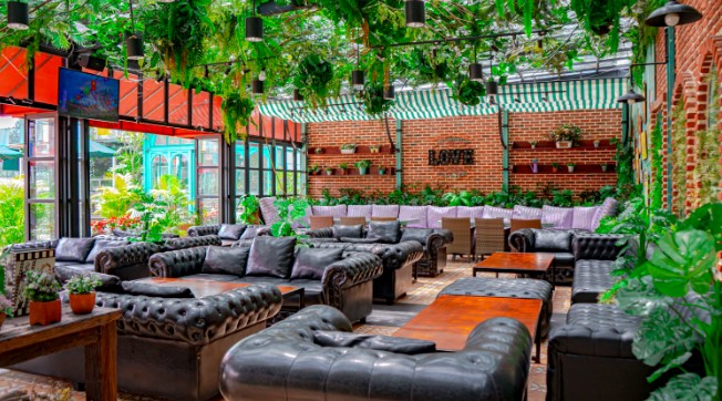 Roofpark Puncak, 1. Bumi Aki Puncak, 2. Kopi Nako Kebon Jati, 3. Roofpark Puncak, 4. Pasir Angin Pas, 5. Ngopi di Sawah, 6. Kopi Klotok Cisarua, 7. Heha Waterfall, 8. Breeve Hills resto & cafe, 9. The Lake House, 10. Resto & cafe Puncak Asri, 11. Humaira Coffee, 12. Secret Garden Puncak, 13. Sawah Abah Coffee, 14. Kembali ke Alam Kampung Rimba