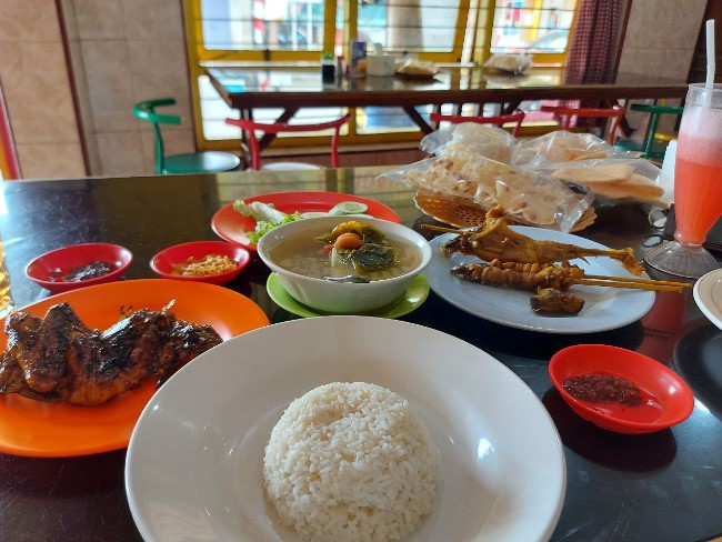 Rumah Makan Ayam Goreng Bahagia 71 Hj.Sunarti Nurul Andarwati, 1. Warung Nasi Jamblang Ibu Nur, 2. Empal Gentong H. Apud Pusat, 3. Nasi Jamblang Mang Dul, 4. Restoran Klapa Manis, 5. Urban Chicken, 6. Rumah Makan Ayam Goreng Bahagia 71 Hj.Sunarti, 7. H. Moel Seafood Pusat Cirebon, 8. Nasi Lengko Haji Barno, 9. Lombok Idjo Cirebon, 10. Warung Bubur M Thoha, 11. Salt Sunda &amp; Seafood, 12. Kampung Kecil Cirebon, 13. CHENG HO RESTO, 14. Pedesan Entog Mas Nana Megu Gede, 15. Restoran Marina, 16. Mie Petruk, 17. Rumah Makan Nelayan Jaya, 18. Resto Batik Chicken, 19. RM. Karunia Jaya Kartini, 20. Nasi Kuning Pekalangan, 21. Gado-Gado Ayam Mang Djum, 22. Resto Al Mumtaz, 23. Gokana Ramen &amp; Teppan CSB Mall, 24. Sate Kalong (Kerbau) Bpk. Karyadi, 25. Arirang Korean Restoran, 26. Mie Koclok “Mang Sam” Pekiringan, 27. Tahu Gejrot Pak Wardi, 28. Raja Dimsum