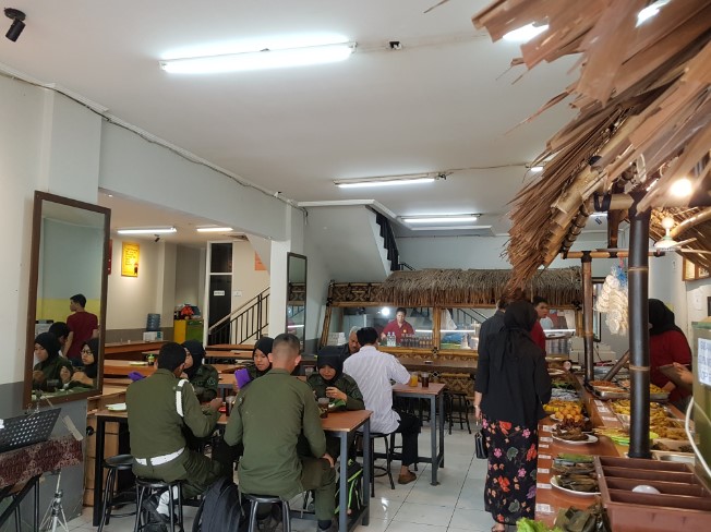 Rumah Makan Ciganea Baros andry barlian, 1. Rumah Makan Cibabat Ampera, 2. Mymo Mie Baso Ceker, 3. Kedai Ramen Aboy – Cimahi, 4. Kafe KupuKupu, 5. dK resto, 6. Rumah Makan Kiambang Raya, 7. Meepang RAI, 8. Wingz O Wingz Cimahi, 9. Hashi Ramen, 10. RM. Ibu Haji Cijantung (IHC) ASLI Purwakarta, 11. Rumah Makan Ciganea Baros, 12. Giggle Box Cimahi, 13. Rumah Makan Kandang Ayam, 14. Alam Wisata Cimahi, 15. Spesial Soto Boyolali (SSB) Hj Hesti Widodo, Cimahi, 16. Rumah Makan Mirasa, 17. Sate Maranggi & Ayam Bakar Neng Katineung, 18. Ayam Kremes Selimut WR Pusat, 19. Bebek Goreng Haji Slamet (Asli) Cimahi, 20. Bebek Salero, 21. GoGrill-ah!, 22. Gokana Ramen Teppan, 23. Rumah Makan Ramayana II, 24. Warung Sadulur Cimahi