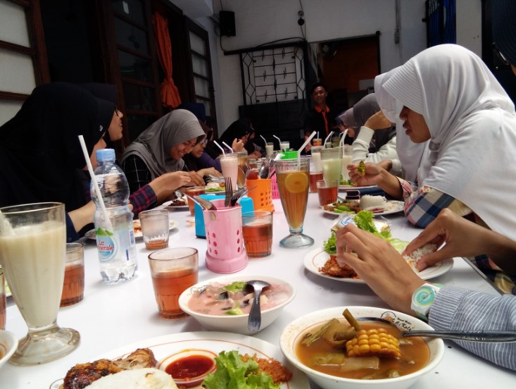 Rumah Makan Cikole Sukabumi khodijah cameliatuzzahra, 1. Restoran Alam Sunda, 2. Bubur Ayam Bunut Siliwangi, 3. Mamih Ungu Cafe &amp; Resto, 4. Ale’s Place Cipoho, 5. Warung Nasi Haji Empud, 6. Rumah Makan Cikole, 7. PANORAMA RESTO AND CAFE, 8. Kazoku Tei, 9. D’Green Resto and Coffee, 10. Butler Bar &amp; Bistro, 11. Bandros Ata, 12. Seoul little, 13. RM Saung Hegar Rizky, 14. Restaurant Sunda Rasa, 15. Joglo Pasundan Soekabumi, 16. Surabi Tasik Pak Asep, 17. Oma Suki Cafe, 18. Gudang Steak, 19. Piscok cakra rangga wulung, 20. Praline Coffee Shop &amp; Patisserie, 21. Mr.Topi Kitchen, 22. Mie Baso Super “Has” H Achmad Sudja’I, 23. Udin Ramen, 24. Mie Ayam Bento