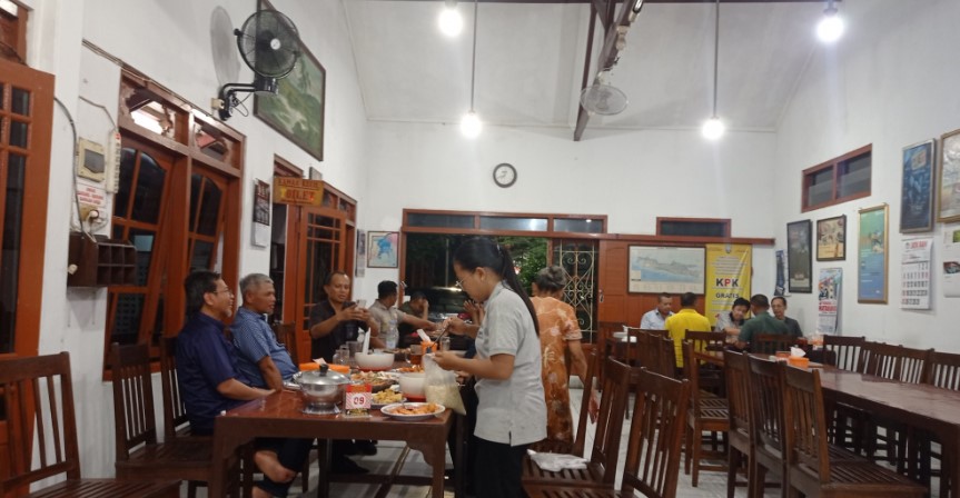 Rumah Makan Hien FD Kusnoaji, 1. Rumah Makan Hien, 2. Rumah Makan Praukuno, 3. Angkringan Mbok Nom Rembang, 4. Nasi Tahu Serepeh Bu Slamet, 5. Rumah Makan Pinggir Kali, 6. Teras Kota Resto, 7. Aneka Sambel Rembang, 8. Warung Makan Melati, 9. Warung Pesisir, 10. RM.Pondok Asri, 11. Kampung Steak and Blend Rembang, 12. SATU LAGI REMBANG, 13. Citra Resto
